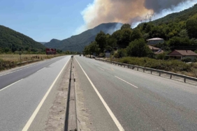 Sakarya’da yangın nedeniyle Bilecik istikametine yol kapatıldı, bazı evler tahliye edildi