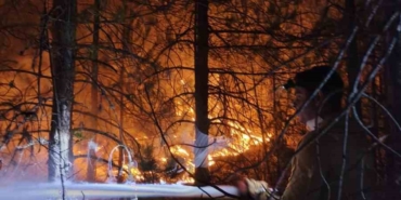 Sındırgı’da yangınla mücadele sürüyor