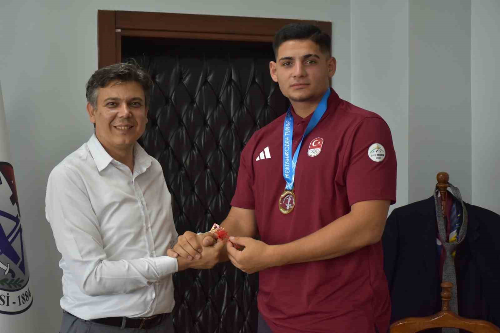 Şampiyon sporculardan Söğüt Belediyesi’ne ziyaret