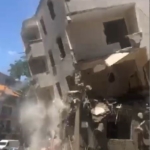 Esenyurt’ta yıkımı yapılan bina bir anda çöktü