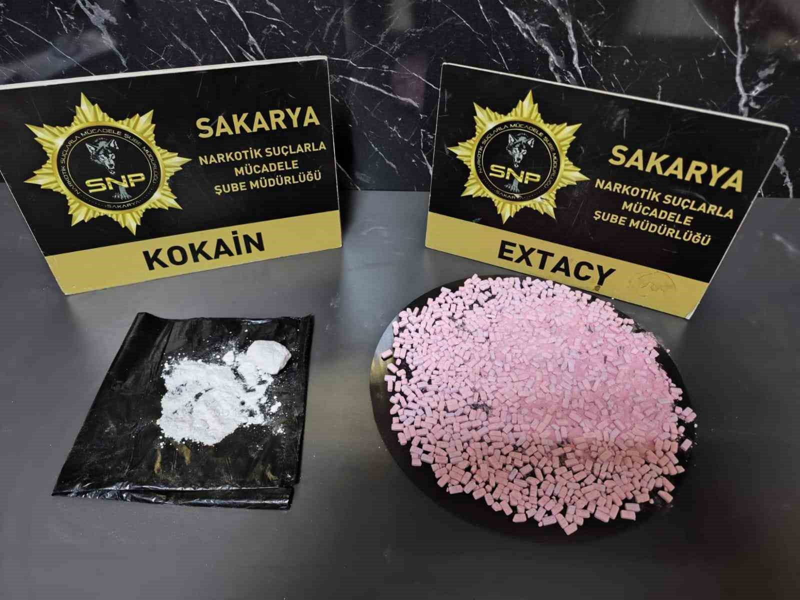 Gişelerde uyuşturucuyla yakalan 2 şüpheliye gözaltı