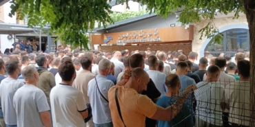 Kızını döven babayı uyardı diye, eşinin gözleri önünde bıçaklanarak öldürüldü