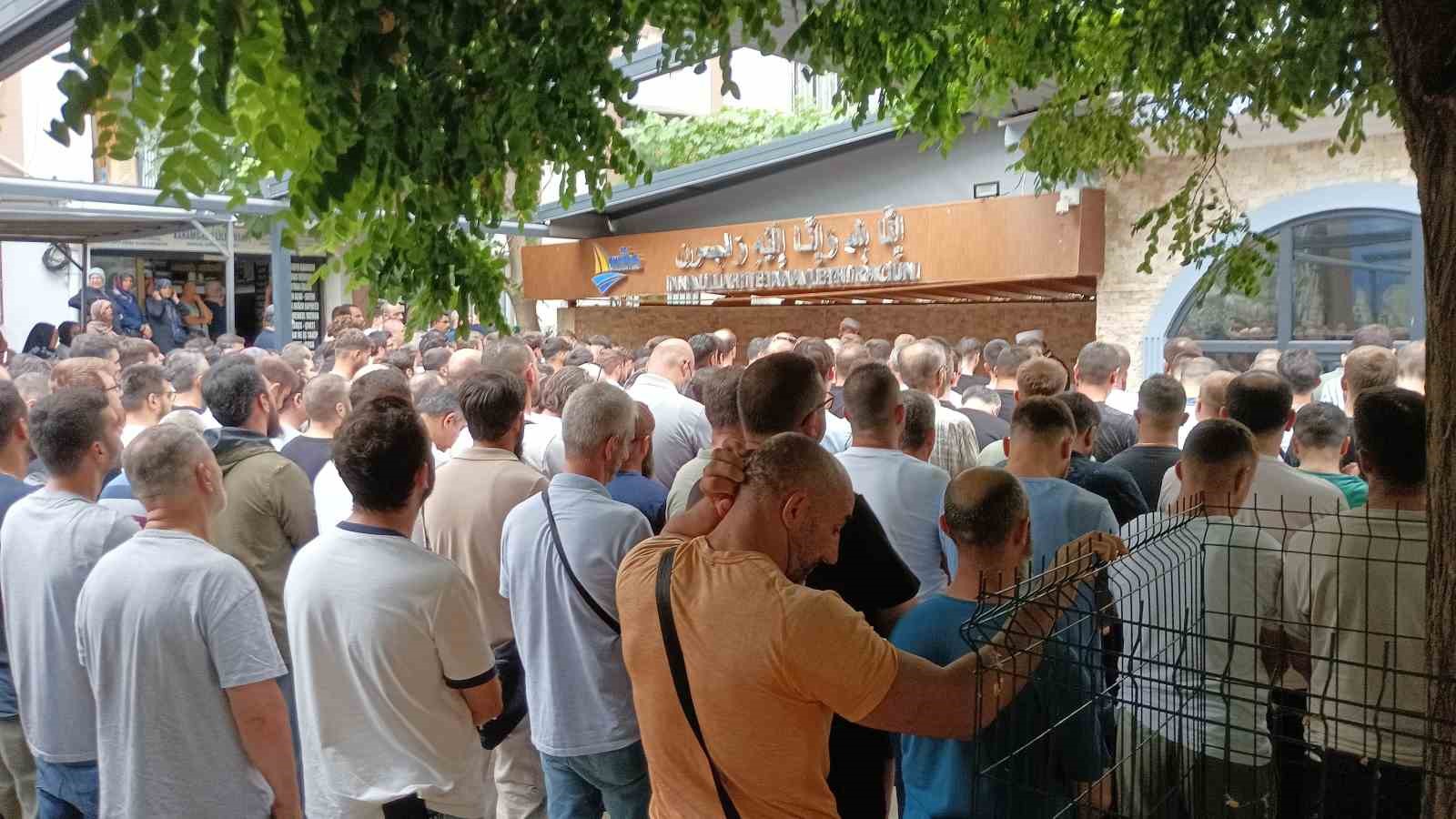 Kızını döven babayı uyardı diye, eşinin gözleri önünde bıçaklanarak öldürüldü