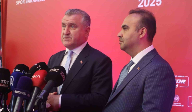 Gençlik ve Spor Bakanı Bak ile Sanayi ve Teknoloji Bakanı Kacır, "Bigg Spor Ödülleri" törenine katıldı