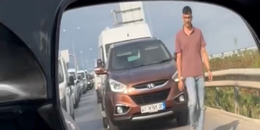 Emniyet şeridini ihlal edenleri, yürüyerek cezalandırdı