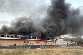 Arnavutköy’de sünger ve plastik fabrikasında yangın sabah saatlerinde söndürüldü