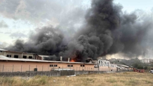 Arnavutköy’de sünger ve plastik fabrikasında yangın sabah saatlerinde söndürüldü