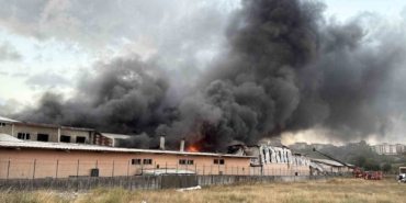 Arnavutköy’de sünger ve plastik fabrikasında yangın sabah saatlerinde söndürüldü