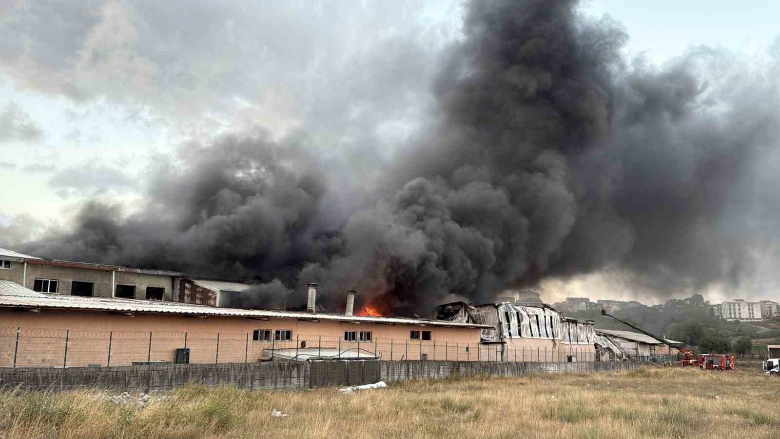 Arnavutköy’de sünger ve plastik fabrikasında yangın sabah saatlerinde söndürüldü