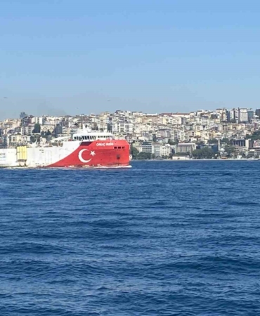 Oruç Reis Gemisi İstanbul Boğazı’ndan geçti