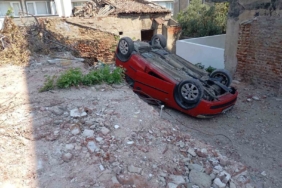 Erdek’te park etmeye çalışırken takla atan araç arsaya düştü