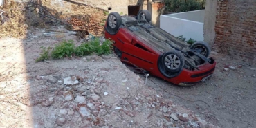 Erdek’te park etmeye çalışırken takla atan araç arsaya düştü