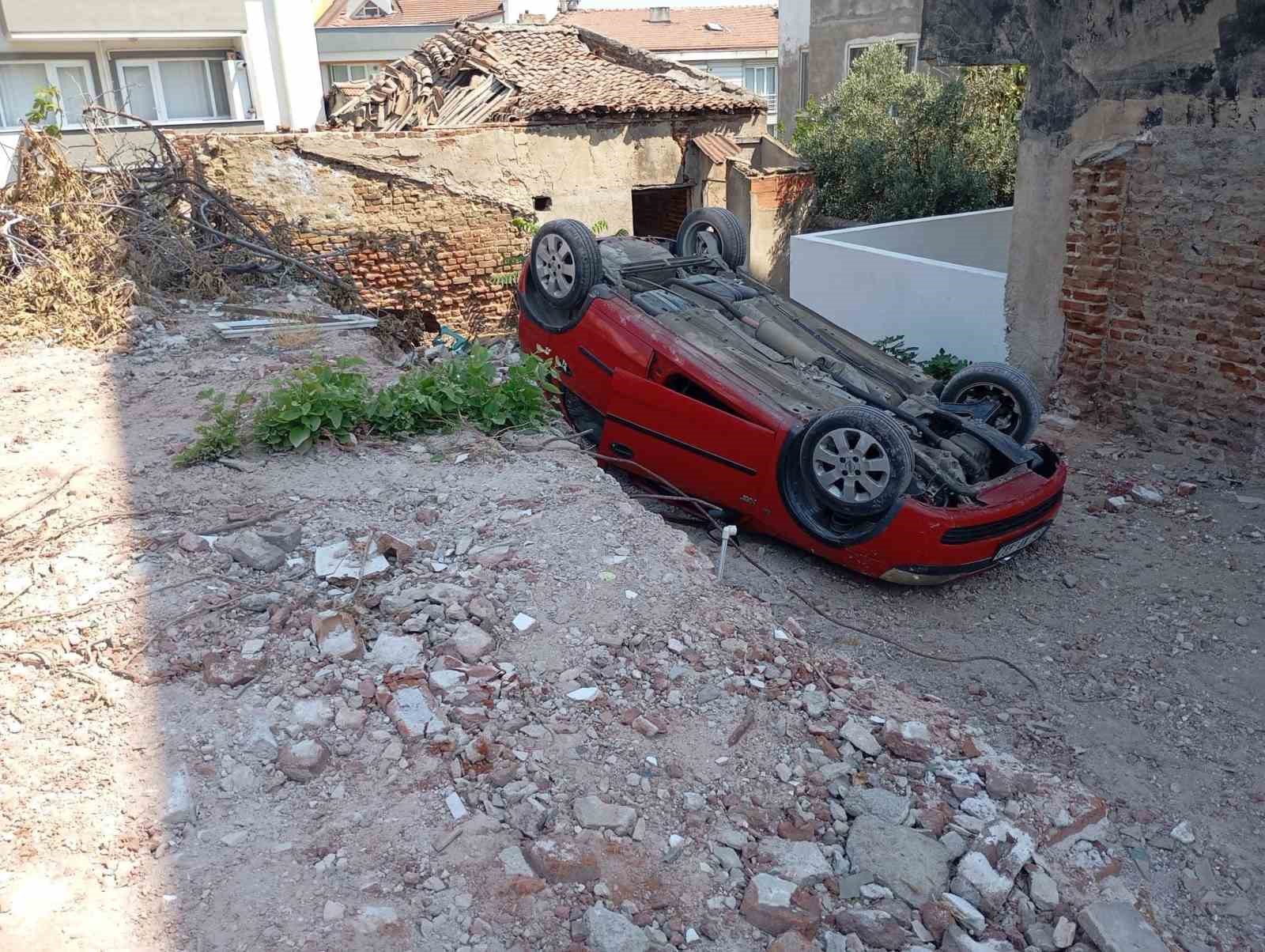 Erdek’te park etmeye çalışırken takla atan araç arsaya düştü