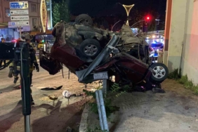 Otomobil, çarptığı bariyerde asılı kaldı: 2 ölü