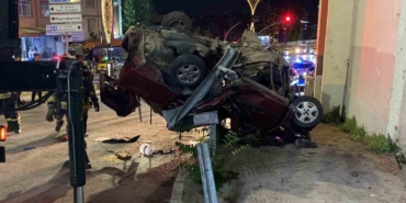 Otomobil, çarptığı bariyerde asılı kaldı: 2 ölü