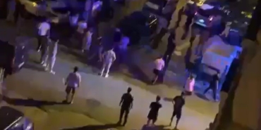 Gözü dönmüş adam ailesine saldırdı, müdahale etmek isteyenlere bıçak çekti