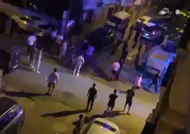 Gözü dönmüş adam ailesine saldırdı, müdahale etmek isteyenlere bıçak çekti