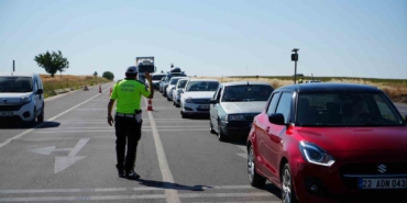 Edirne-Havsa yolundaki anız yangını kontrol altına alındı, yol trafiğe açıldı