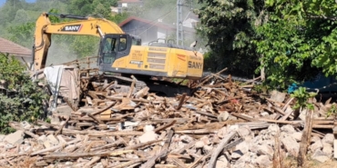 Gölcük’te riskli binalar yıkılıyor