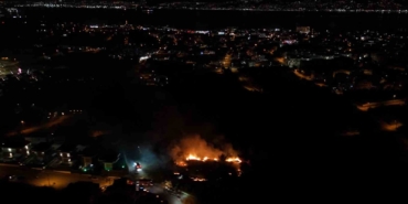 Kocaeli Başiskele’de çalılık alanda çıkan yangın geceyi aydınlattı