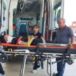 Bursa’da motosiklet dolmuş durağına daldı