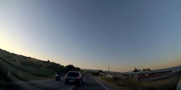 Hatalı sollama yapan otomobil motosikleti ezmekten kıl payı kurtuldu