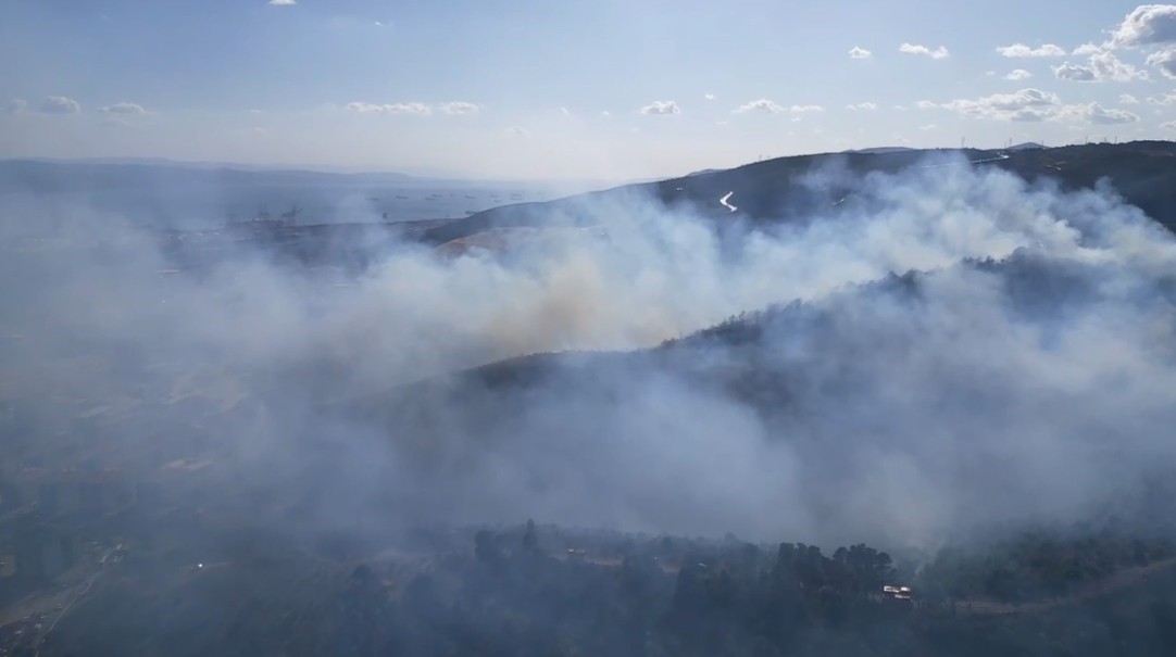 Kocaeli’de devam eden orman yangını havadan görüntülendi