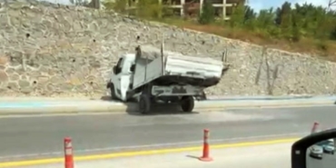 Park halindeki kamyonet istinat duvarından caddeye düştü