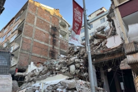 Güngören’de yıkım sırasında yandaki binanın 4. ve 5. kat duvarlarının olmadığı fark edildi