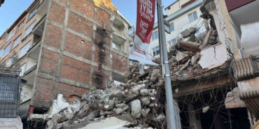 Güngören’de yıkım sırasında yandaki binanın 4. ve 5. kat duvarlarının olmadığı fark edildi