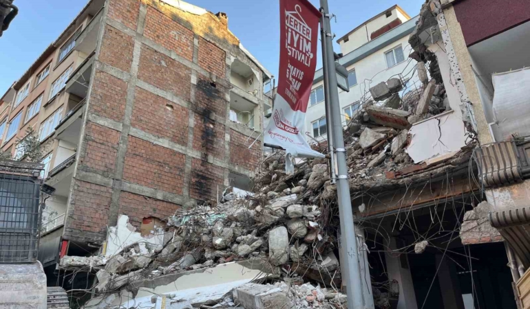 Güngören’de yıkım sırasında yandaki binanın 4. ve 5. kat duvarlarının olmadığı fark edildi