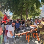 Ümraniye’de binanın çatısında çıkan yangın yandaki binaya da sıçradı