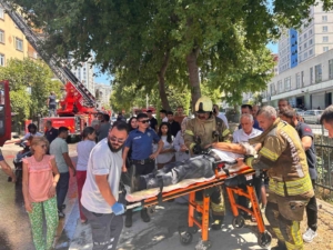 Ümraniye’de binanın çatısında çıkan yangın yandaki binaya da sıçradı