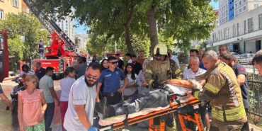 Ümraniye’de binanın çatısında çıkan yangın yandaki binaya da sıçradı