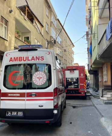 Bağcılar’da 5 katlı binada yangın