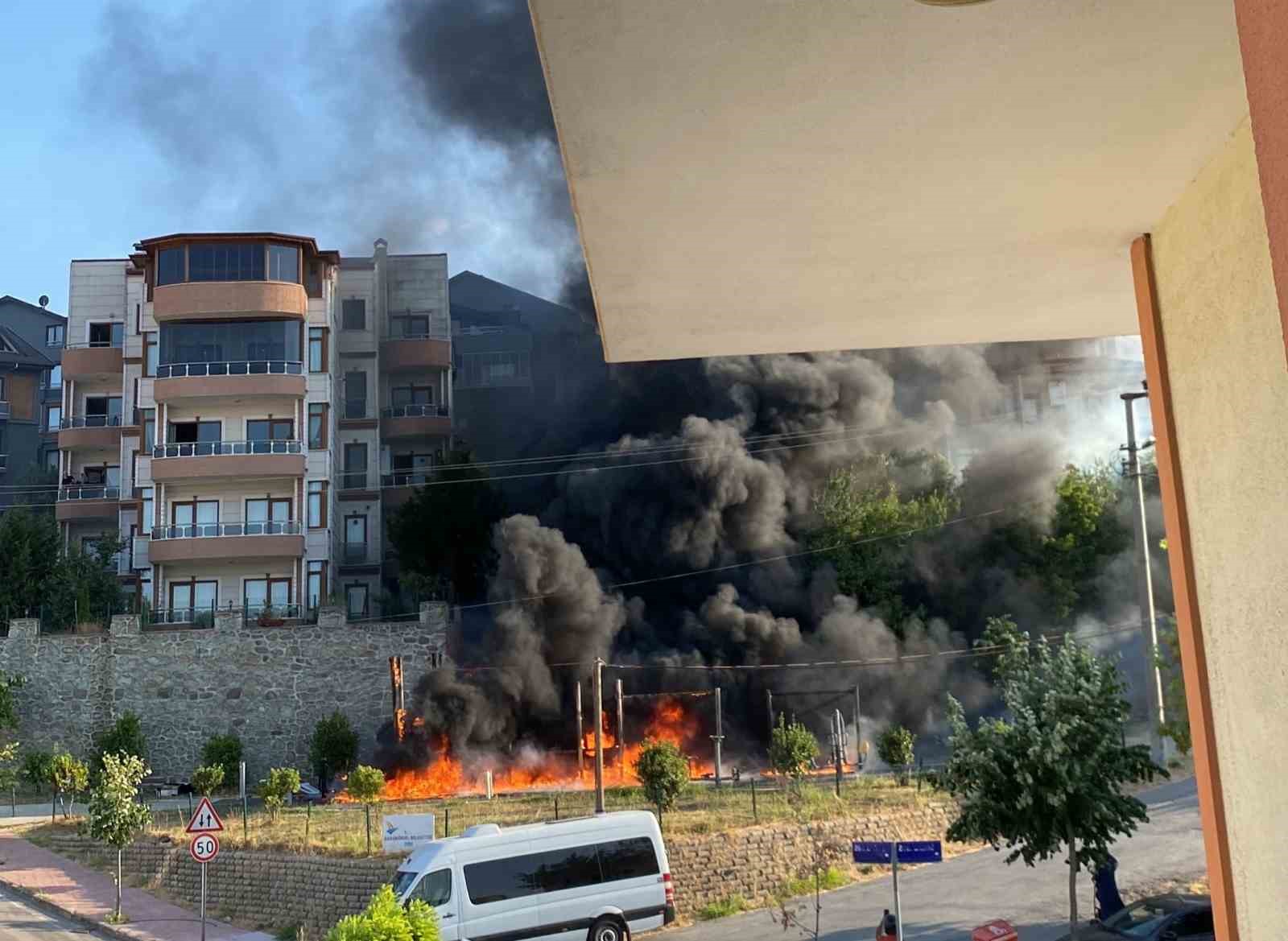Kocaeli’de çocuk parkı alev topuna döndü