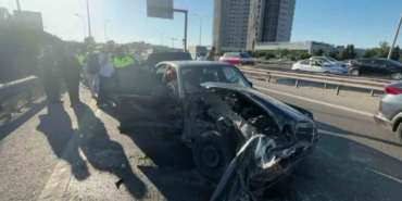 Anadolu Otoyolu’nda bariyerlere çarpan otomobile arkadan gelen araç çarptı: 4 yaralı