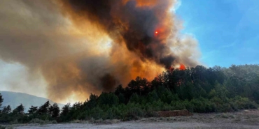 Sındırgı’daki orman yangınını söndürme çalışmaları sürüyor