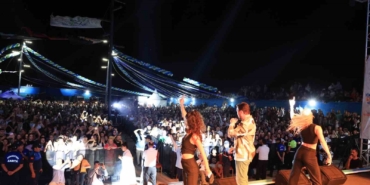 Ece Erken, Sinan Akçıl’ı konserinde yalnız bırakmadı