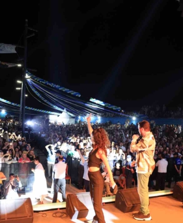 Ece Erken, Sinan Akçıl’ı konserinde yalnız bırakmadı