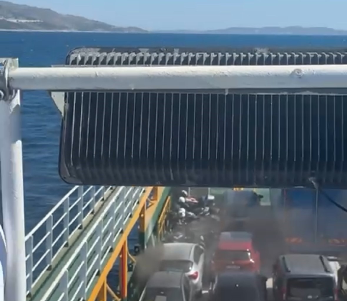 Marmara Adası açıklarında yangın çıkam feribotta can pazarı: 200 yolcu tahliye ediliyor