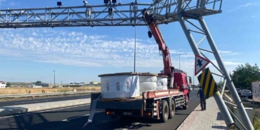 Muratlı’da vinç otoyol plaka tanıma sitemi direğine çarptı