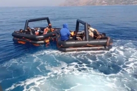 Yunan unsurları 2 can salı içindeki 19 kaçak göçmeni ölüme terk etti