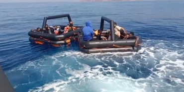 Yunan unsurları 2 can salı içindeki 19 kaçak göçmeni ölüme terk etti