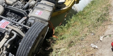 Gönen’de rüzgar türbini kanadı taşıyan tır devrildi: Sürücü hafif yaralandı