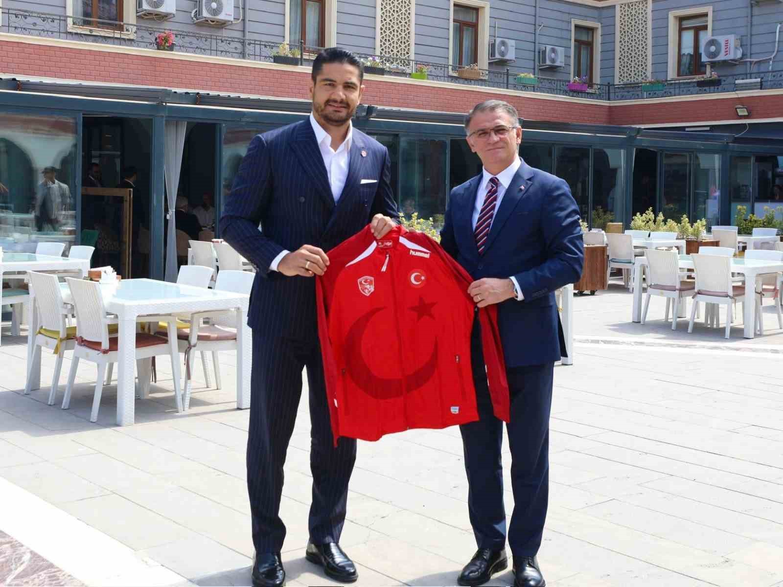 Türkiye Güreş Federasyonu Başkanı Taha Akgül, Van Valisi Ozan Balcı’yı ziyaret etti