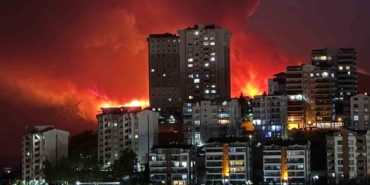 Bursa’da gecenin karanlığı yangının alevleriyle aydınlandı