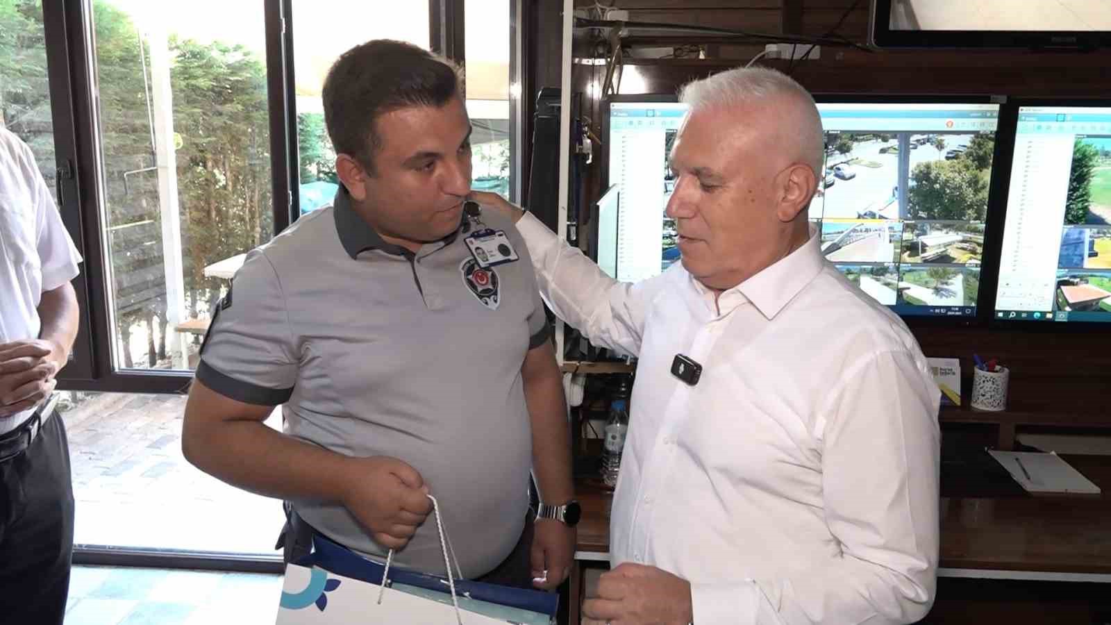 1,5 yaşındaki çocuğu ölümden kurtaran güvenlikçiye başkandan ödül