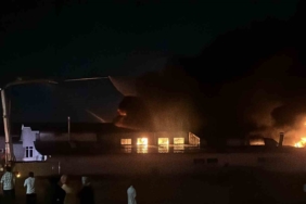 Arnavutköy’de alevler geceyi aydınlattı... Sünger ve plastik fabrikasında korkutan yangın