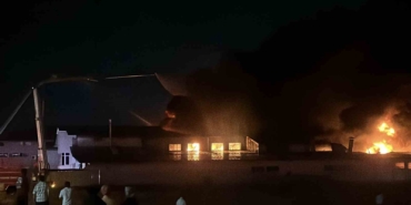 Arnavutköy’de alevler geceyi aydınlattı... Sünger ve plastik fabrikasında korkutan yangın